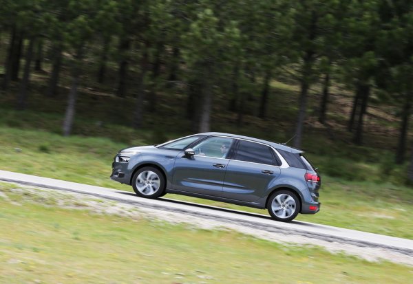 Задните врати на минивановете са също толкова трудни за сваляне. Защо? Защото са не само невероятно тежки, но и защото са пълни с кабели. А и носенето им ръчно е трудна задача, меко казано.
