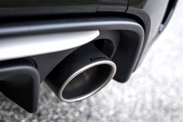 Цялата изпускателна система е наистина голяма, но също така има много ръждясали части. И на всичкото отгоре, това е една от частите, които са склонни да бъдат покрити с мръсотия поради близостта си до земята.
