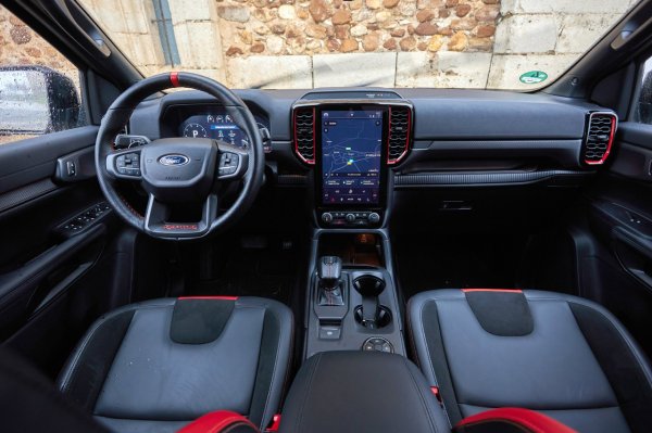 Това е една от най-големите части в целия автомобил. Има тонове винтове за отстраняване и множество крепежни елементи, които могат да се счупят. Премахването му изисква разглобяване на половината кола, а на всичкото отгоре отдолу има лабиринт от кабели.
