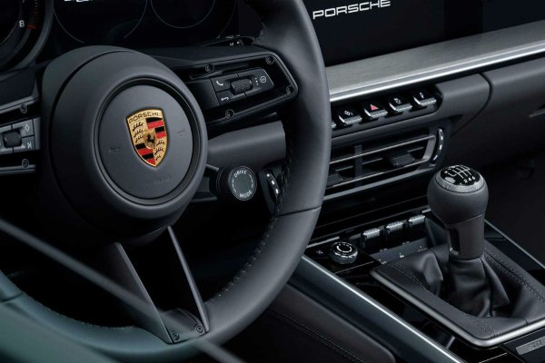 Скоростната кутия не е особено голяма, но е заклещена между скоби и разглобяването ѝ изисква доста търпение. Това ще изпита вашата гъвкавост. Добавете към това и многото болтове.
