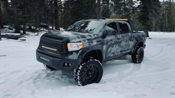 Пробегът в електромобила се влияе не само от тежкия крак на шофьора или от големия товар, но и от времето навън. Независимо дали става въпрос за жега или студ, това се отразява негативно на пробега на електромобила. При ниски температури батериите са по-малко ефективни, а зареждането отнема повече време. При високи батерията също страда, докато автомобил с ДВГ почти не се влияе от температурите, а само от лоша поддръжка.