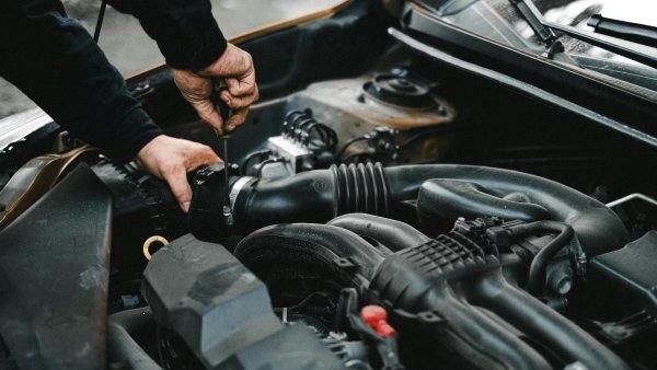 В продължение на десетилетия бензиновите и дизеловите автомобили са предпочитаните опции за купувачите. Що се отнася до механиката, същите тези купувачи са се научили до голяма степен как да си служат с тях. В същото време с развитието на автомобилите с ДВГ тяхната надеждност също се е подобрила. Това обаче не може да се каже за електромобилите, поне не със същата увереност. Въпреки че технологиите около електромобилите са все по-нови и се развиват с всяка изминала година, все още има много неизвестни, които трябва да бъдат разкрити и уроци, които трябва да бъдат научени от потребителите. Дългосрочното здраве на батерията, електронните проблеми и софтуерните грешки са сред притесненията, пред които са изправени собствениците.

В същото време, въпреки че надеждността на електромобилите се е подобрила, тя все още изостава от автомобилите с ДВГ. Проучване на Consumer Reports, например, показва, че средно електромобилите от последните три моделни години са имали 42% повече проблеми от автомобили на бензин. Това може да звучи много, но цифрата представлява значително подобрение в сравнение с резултатите от предходното проучване, когато електромобилите имаха 79% повече проблеми от автомобилите с ДВГ.