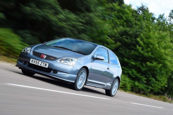 Поредната разновидност на Civic Type R, който заслужава място в класацията ни. По онова време все още Honda сменяше поколенията на спортния си хечбек на 4-5 години, вместо на две, както е напоследък. 
