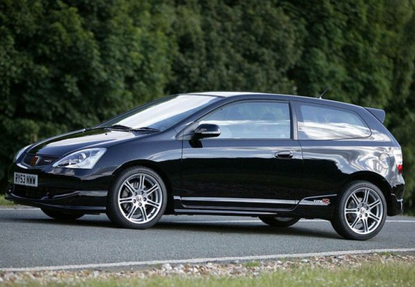 По това време Civic Type R е оборудван с 2.0-литров 4-цилиндров VTEC двигател с атмосферно пълнене и 200 к.с. при 7400 об/мин. Мнозина се оплакват, че въртящият момент е малко нисък, но никой не недоволства от ускорението до 100 км/ч за 6.8 секунди.
