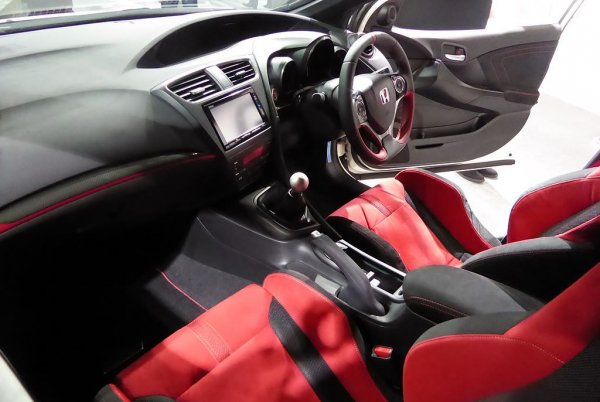 Колата се поотдалечи от елегантния "космически" дизайн на предшественика си, но пък отново спечели поохладнелите преди това сърца на феновете на спорта. Снабдена с двулитров агрегат с турбо, FK2 развиваше 310 конски сили в съчетание с една доста приятна за ползване 6-степенна ръчна трансмисия. Ускорението от 0 до 100 км/ч отнемаше само 5.7 секунди. А една допълнително "пипната" версия успя да счупи рекорда на "Нюрбургринг" за автомобил с предно предаване - 7:50.63 минути.
