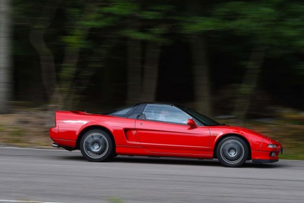 Тя има 3.0-литров V6 двигател с 290 конски сили и VTEC система за променливо газоразпределение, а удоволствието от шофирането й може да се сравни с това зад волана на истински състезателен автомобил.
