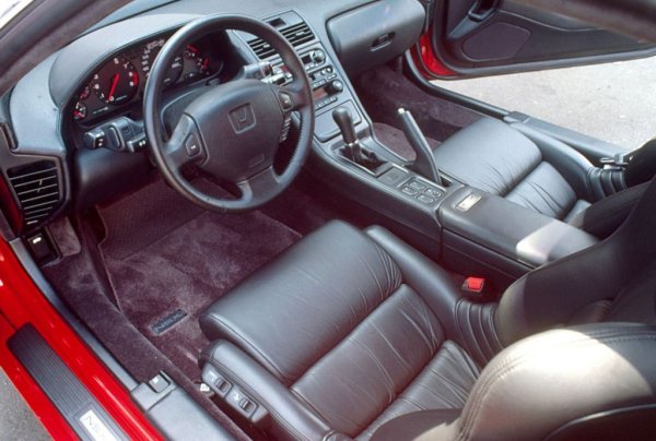 Управлението е директно, шасито предоставя достатъчна обратна връзка дори за пилот от Формула 1, а двигателят е високооборотен и гъвкав. С покупката на тази кола, отбрана група от хора са получили японско Ferrari на цената на Fiat. Или почти. 
