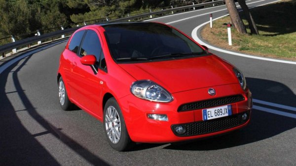 Това може би е моделът в списъка с най-много години на пазара. Появи се през 1993 г., а се сбогува миналата. Имаше толкова дълга кариера, че дори промени името си два пъти: Grande Punto и Punto EVO.  Може би сливането между FCA и PSA носи със себе си "възкръсването" на модела чрез платформата CMP, използвана в Peugeot 208 и Opel Corsa. Ще видим...