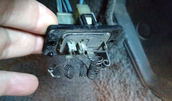 Ако резисторът на вентилатора е повреден, може да имате проблеми с настройката на скоростта на вентилатора, или изобщо да не получавате въздух от него. 
