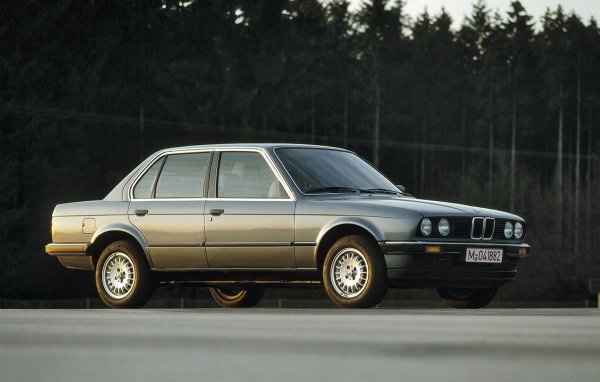 Първият автомобил от поколението Е30 слиза от конвейера през декември 1981 година, през 1985 Е30 става първата 3-а серия със задвижване 4х4.