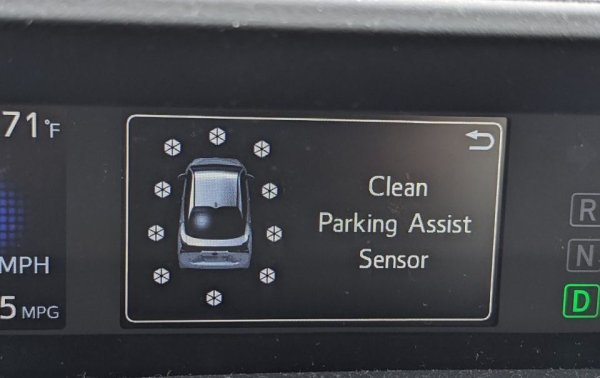 Един от най-популярните асистенти за паркиране днес се появи през 1990-те години на миналия век в моделите на Toyota. Наречен Park Assist, той информира водача чрез звукови или визуални индикатори за приближаването на препятствие при движение на заден ход. Днес тази технология се използва от почти всички производители на автомобили.