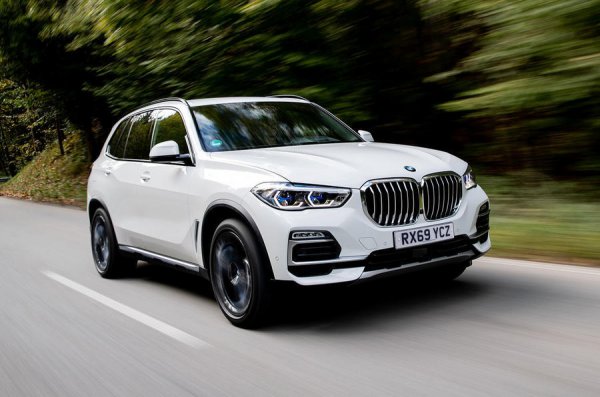 Новият хибриден BMW X5 получи два допълнителни цилиндъра, но в същото време стана по-икономичен. Това беше постигнато благодарение на значително увеличение капацитета на батерията до 24 кВт/ч. Сега само на ток кросоувърът може да измине до 65 км.
