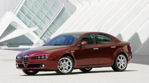 Години на производство: 2005-2011

Среден пробег до сериозен ремонт - 100 000 км

Основни проблеми: течове на масло, слаб заден мост и карданен вал

Красивата и бърза Alfa Romeo 159 е оборудвана с постоянно задвижване на всички колела Q4 с централен диференциал Torsen III. Изглежда сигурно - никакви съединители или сложна електроника. На практика обаче нещата се оказват различни.

Основният проблем са хроничните течове на масло от раздатъчната кутия и задния диференциал. Уплътненията първоначално са с лошо качество и се износват бързо. Маслото тече бавно и незабележимо, а като се има предвид, че двигателите и скоростните кутии на Alfa също не са известни със своята сухота, течът може да бъде трудно за откриване визуално.
