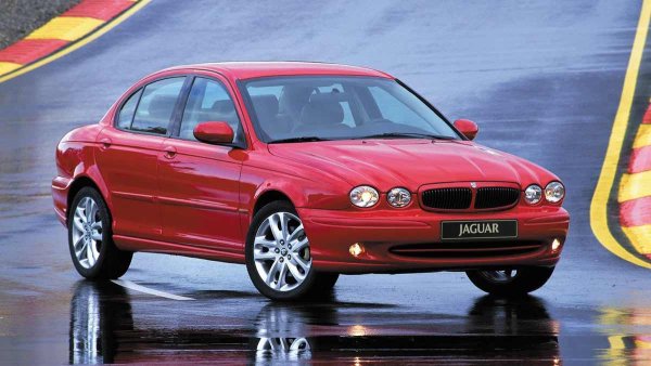 Години на производство: 2001-2009

Среден пробег до сериозен ремонт - 100 000 км

Основен проблем: прегряване на задния диференциал

За да се конкурира сериозно с BMW 3-та серия и други германски модели, X-Type получи AWD. Постоянното задвижване на всички колела с централен диференциал и виско муфа изглежда солидно и уверено. Именно тази система обаче се превръща в основен източник на проблеми с напредването на възрастта на компактния Jaguar.
