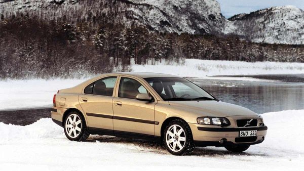 Години на производство: 2000-2009

Среден пробег до сериозен ремонт - 100 000 км

Основни проблеми: ненадеждни ъглови и задни редуктори, маслена помпа на Haldex съединителя

Изглежда, че скандинавците нямат недостиг на опит в производството на модели със задвижване на всички колела, тъй като най-популярният многодисков съединител, Haldex, е разработен в Швеция. Въпреки това, версиите със задвижване на всички колела на Volvo S60 от първо поколение редовно създават проблеми на своите собственици.

Съединителните муфи - в началото Haldex от първо поколение, след това второто, третото от 2004 г. и накрая четвъртото след фейслифта през 2007 г., са доста здрави, но други компоненти се повреждат. Само след 100 000 км много автомобили започват да изпитват луфт и бръмчене в задния мост, както и течове на масло от ъгловия редуктор. 
