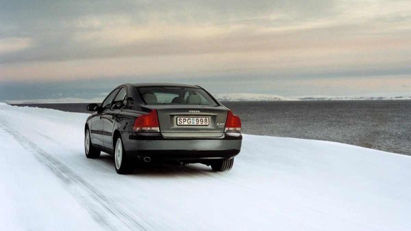 Малко по-късно електрическата помпа на муфата на фейслифт моделите с Haldex IV започва да работи неизправно, което води до спиране задействането на задвижването на всички колела и преминаване на управляващия блок в авариен режим.

Постоянните вибрации на трансмисията допълват картината: когато централният лагер и карданните кръстачки се износят, вибрациите бързо разрушават лагерите и уплътненията, а остатъците от износване замърсяват раздатката. Сензорите за контрол на стабилността и управляващият блок на ABS/ESP често се повреждат, което също се отразява на работата на съединителя.

Проблемът продължава почти до края на производството на модела. Дори при по-късните рестайлингови версии, системата за задвижване на всички колела изисква постоянно внимание: редовна смяна на маслото, проверка на уплътненията и поддръжка на електрическата система.
