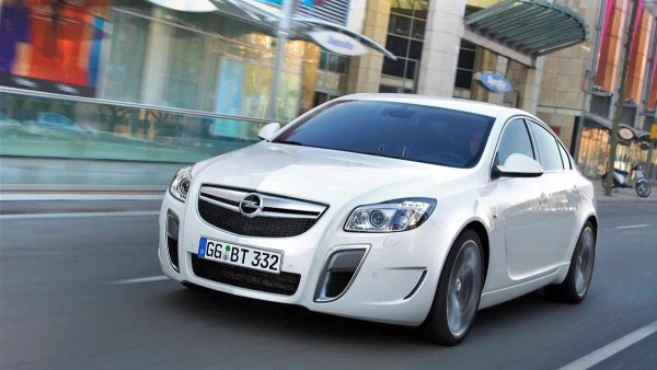 Години на производство: 2008-2017

Среден пробег до сериозен ремонт - 100 000 км

Основни проблеми: луфт, вибрации, течове на масло

Opel Insignia има няколко модификации със задвижване на всички колела. В началото те впечатляват с поведението на пътя и увереното ускорение. Скоро обаче става ясно, че системата, с нейния съединител Haldex от четвърто поколение, създава повече проблеми, отколкото ползи.

След 100 000 км често се появяваше луфт в задния диференциал, придружен от бръмчене и вибрации. Малко по-късно електрическата помпа на муфата отказва - ако тя се повреди, задвижването на всички колела вече не се включва и управляващият блок често преминава в авариен режим. В същото време карданният вал започва да вибрира досадно, особено при рязко ускорение или при високи скорости.
