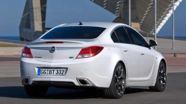 Картината се усложнява допълнително от редовните течове на масло, най-често от конусната скоростна кутия, както и от повишеното износване на карданните кръстачки и лагерите на вала. Лошото уплътняване на тези компоненти често води до корозия на контактите на сензорите, което причинява грешки в системата за задвижване на всички колела.

Едва след рестайлинга и въвеждането на модифициран съединител инженерите успяват леко да намалят броя на повредите, но така и не решават напълно проблема с надеждността. Дори обновените Insignia със задвижване на всички колела изискват постоянно наблюдение на компонентите на трансмисията и редовна смяна на маслото. В противен случай проблемите стават неизбежни след 150 000 км.
