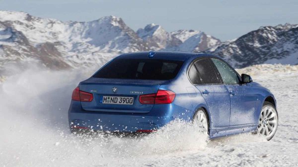 При активните шофьори многодисковият съединител в раздатката често се поврежда след 120 000 км, а преди това се появяват потрепвания и пулсации при ускорение. С течение на времето уплътненията започват да текат, лагерите на карданния вал се разрушават, а в предния мост се появяват шум и луфт. Всякакви експерименти с нестандартни размери на колелата могат бързо да унищожат скъпите задвижващи агрегати.

За да се забавят тези проблеми, си струва да се сменя маслото в раздатката и скоростните кутии на всеки 50 000-60 000 км и да се избягват резки потегляния. Въпреки това, дори и при идеална поддръжка, ресурсът на трансмисията xDrive при F30 е значително по-малък от този на задвижването на задните колела, а разходите за поддръжка са по-високи.
