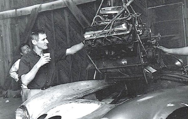 Кен Майлс в работилницата си. Въпреки успехите си на пистата той е по-уважаван като блестящ механик