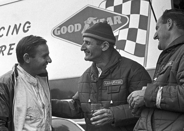 Майлс си говори със съотборниците си Брюс Макларън (вляво) и Дени Хълм. Именно Макларън ще му отмъкне сигурната победа в Льо Ман през 1966, макар никой от двамата велики пилоти да не е виновен за това развитие