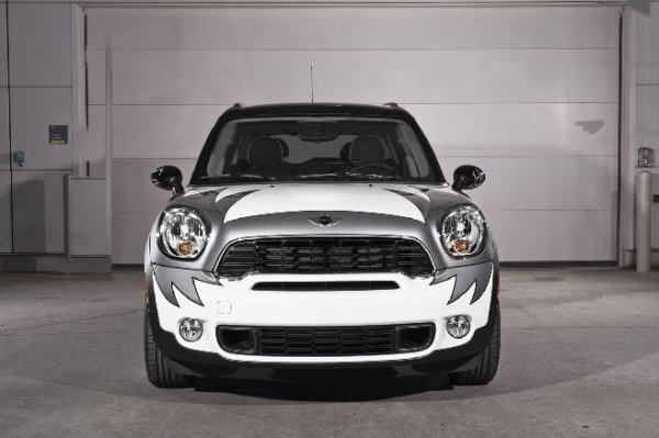 Четири Mini Countryman изрисувани в стила KISS. Създадени са с благотворителна цел за децата на Япония, пострадали от земетресението и последвалото опустошително цунами.