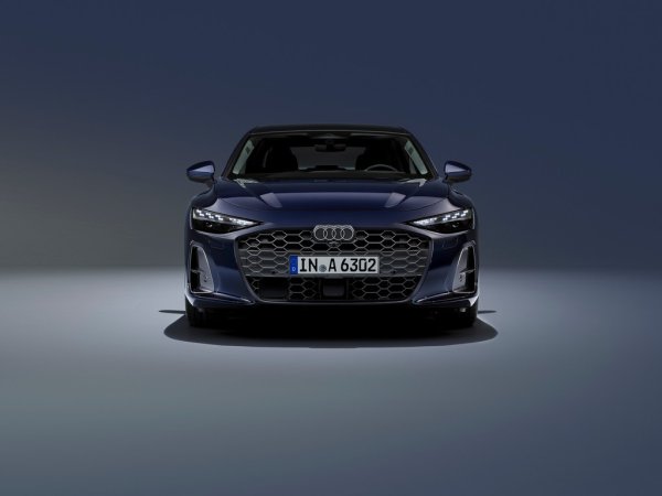 Като стана дума за ДВГ, опитайте се да не бъркате А6 с електрическото А6 е-tron. Audi на няколко пъти смени концепцията си за имената на моделите в последните години, и ще отнеме време да заличи хаоса от това. А6 си е нормалният премиум седан с конвенционално задвижване. 
