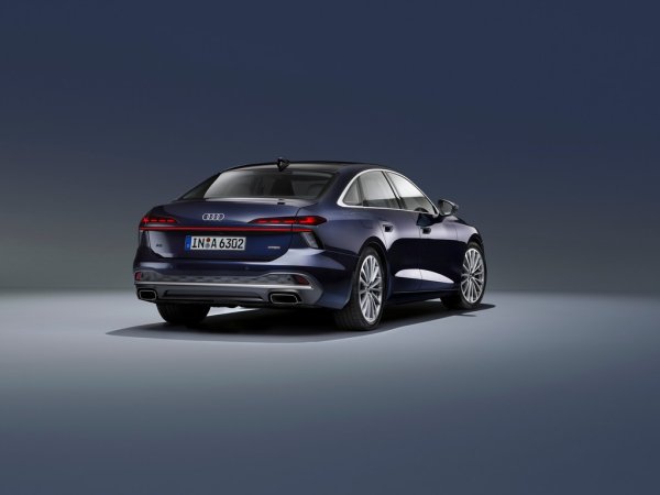 Третата възможност е за 3.0 TFSI V6 с максимална мощност 367 конски сили, и с 550 Нм максимален въртящ момент. Двигателят е получил нова променлива геометрия на турбокомпресора, а също и мека хибридна система. Ускорението от 0 до 100 км/ч тук отнема 4.7 секунди, максималната скорост е електронно ограничена на 250 км/ч. 
