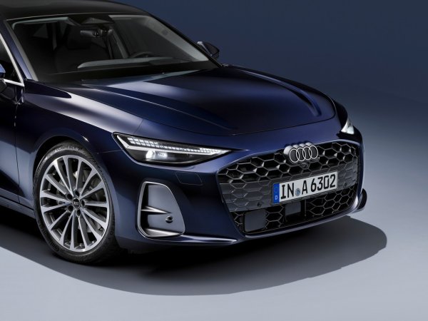 A6 е избягнал пълната светодиодна лайсна по ширината на автомобила, която получава електрическият му аналог, и по наше скромно мнение дизайнът печели от това. Светлините са последно поколение матрични с висока резолюция и са способни да изобразяват най-различни шарки и дори съобщения към другите участници в движението. Могат да се активират и сами, ако паркиралият автомобил усети, че някой е на път да се блъсне в него. 
