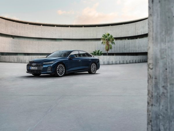 А6 е на новата платформа PPC (Premium Platform Combustion), която дели с новото поколение на Q5 (можете да видите нашия тест в линк под статията) и със седана А5. Архитектурата включва най-сложната електроника, вграждана някога в Audi, и трябва да гарантира, че моделът ще остане адекватен дълги години чрез ъпдейти. 
