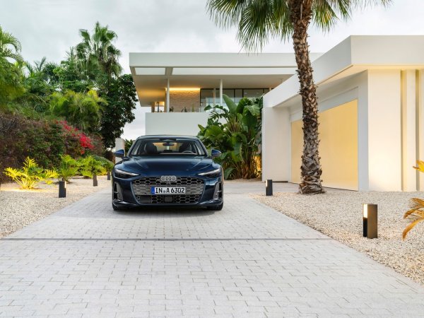 Подобно на Q5, и А6 предлага завиващи задни колела за още по-добра маневреност. Размерът на джантите започва от 19 цола и приключва на 21 цола. Спирачната система вече е електронна, тип brake-by-wire. 
