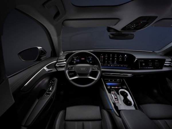 Дори и стандартна аудиосистема е достатъчно сериозна, а по желание маниаците могат да си поръчат като екстра система от Bang & Olufsen с 20 говорителя. В допълнение Audi твърди, че шумоизолацията е подобрена допълнително и че кабината е с 30% по-тиха отпреди. 

