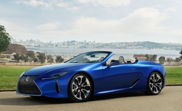 Някога тази кола започна живота си като авангарден концепт, който японците нямаха никакво намерение да произвеждат на практика. За щастие са размислили. LC има класическите пропорции на гранд турър, освежени от драматичната решетка с форма на пясъчен часовник, от извънредно широките и мускулести "хълбоци" и от потъмнените С-колони. 
