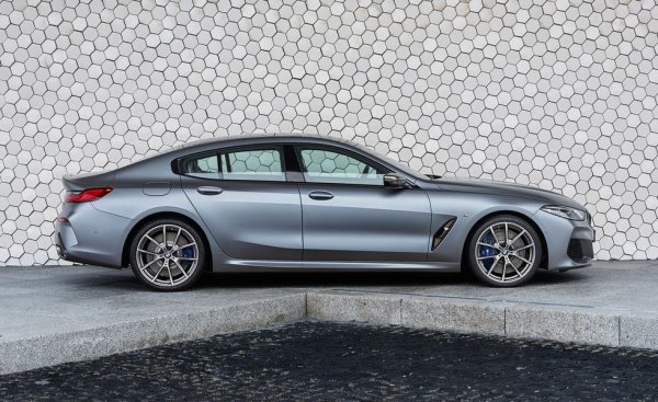 Големите размери правят постигането на красиви форми по-трудно - това ще ви каже всеки добър дизайнер. Но в BMW успяха да налучкат точната формула с новата Серия 8 - може би защото просто пренесоха в нея пропорциите на по-малък спортен автомобил. Според C&D тя е доста по-рафинирана и изчистена от "шестицата", на чието място идва. В потвърждение на това най-скъпият модел на баварците отчете 75% ръст в продажбите през 2019. 
