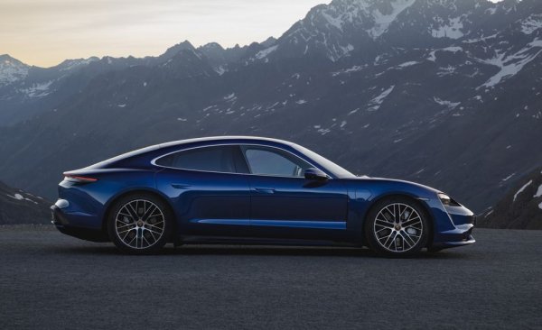 Когато американци кажат, че Taycan е най-добре изглеждащият електромобил, това значи много. C&D отива дори по-далеч, определяйки тази кола като "надеждата, че ще има естетика и в електрическото бъдеще". Според авторите Taycan изглежда като 911, което се е разтопило и разнегнало. 

