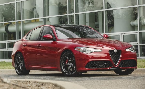 Първата Alfa в историята с дизайн, специално пригоден за американци (и до голяма степен направен от американец, виж линка под статията). Оформената като средновековен щит решетка се харесва на едни и отблъсква други, но остатъкът от Giulia е фантастичен - идеални пропорции, издължен капак, изтеглена назад кабина, скулптирани панели. 
