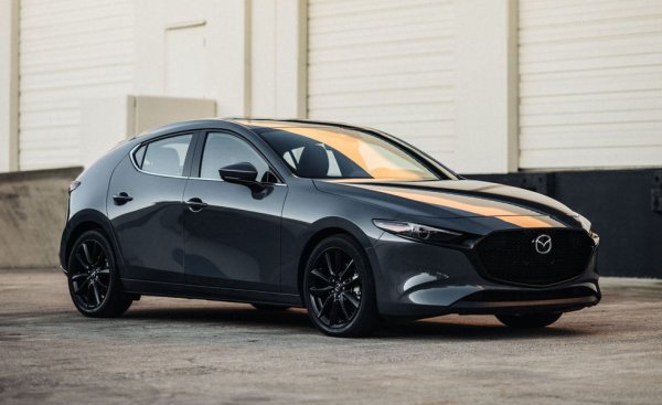 Малката японска компания от години е сред най-добрите в областта на дизайна. Новото поколение на "тройката" е почти произведение на изкуството със старателно скулптираните си, отразяващи ефектно светлината панели. На моменти дизайнът е зачеркнал дори практичността - необичайно дебелите задни колони влошават неимоверно видимостта назад. Но красотата иска и жертви. 
