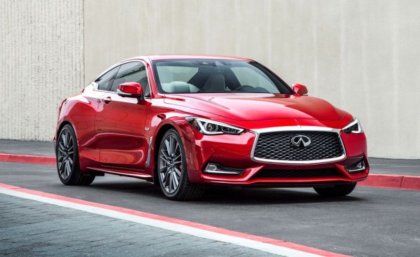 Американските журналисти твърдят, че и обикновеното Q50 им харесва в голяма степен. Но с премахването на две от вратите за раждането на Q60 японците са постигнали нещо специално. По-тънките светлини, по-спортните брони и по-обтекаемата задна част са все подобрения спрямо седана, но най-силният коз е скулптираният покрив. 
