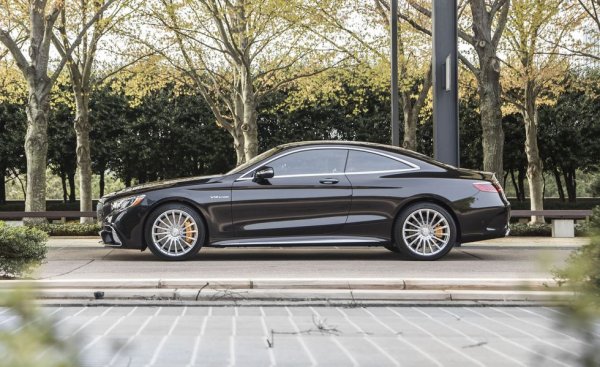 Според C&D всички версии на текущата S-класа са впечатляващи, но купето е едни гърди напред с елегантната извивка на покрива, изящно оформената задница и ефектната извивка нагоре на задните прозорци. Хоризонталните светлини и оптика правят колата да изглежда още по-ниска и широка. На практика това купе изглежда като сухоземна луксозна яхта. 

