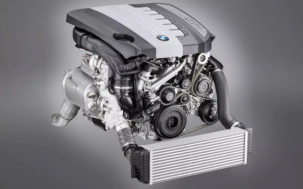 Обем в литри и архитектура на цилиндровия блок: 2.5-3.0 R6

Мощност: 163-286 конски сили

Години на производство: 1998-2013 година

Баварският M57 е седемкратен носител на различни награди &bdquo;Двигател на годината". По време на производствения период той се предлагаше в две модификации - 2,5 и 3 литра. Въпреки че M57 първоначално беше в стила на старите двигателя, до края на жизнения си цикъл придоби всички модерни атрибути - променлива геометрия на турбината, фазови превключватели, впръскване Common Rail и EGR.

Много забележителна характеристика на агрегата е верижното задвижване на синхронизацията, което е официално проектирано за целия експлоатационен живот на двигателя.
