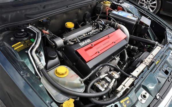 Обем в литри и архитектура на цилиндровия блок: 2.0 R4

Мощност: 130-205 конски сили

Години на производство: 1994-2001 година

Не всеки автомобилен фен н ваши дни познава малката шведска марка SAAB. През 80-90-те години тя се конкурира успешно с такива чудовища като Mercedes, BMW, Audi и Volvo. Семейството 2,0-литрови двигатели с атмосферно пълнене и турбокомпресор от серията B204 лесно надхвърля половин милион километра пробег, има огромна граница на безопасност и все още се радва на известен интерес от страна на тунинг-ателиета.

В същото време двигателят е много прост като дизайн, непретенциозен в експлоатация и изключително издръжлив. За съжаление, SAAB вече я няма (или поне в този вид, който накара много хора да заобичат нейните автомобили в края на миналия век).