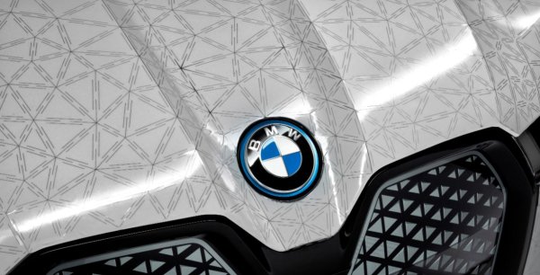 В автоматизираните автомобили покритието може също да сигнализира относно намеренията на шофьора на други (човешки) участници в движението. &bdquo;Например, ако превозно средство е спряно, за да вземе пътник, или се готви да потегли&ldquo;, посочва Абуелсамид от Guidehouse Insights.