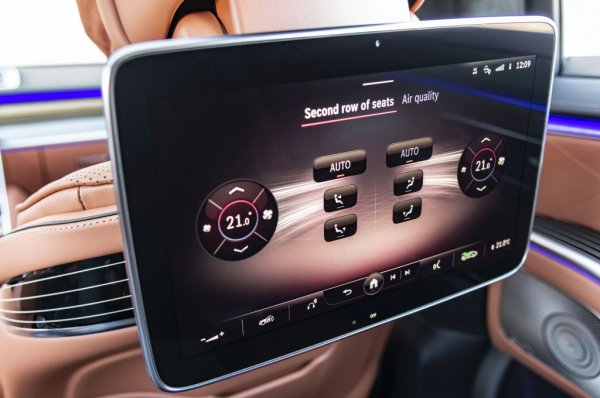 "Базовата" климатична система Thermotronic има 17 стъпкови мотора за управление на клапаните и вентилаторите. В опционалната система с 4 отделни зони моторите са 20
