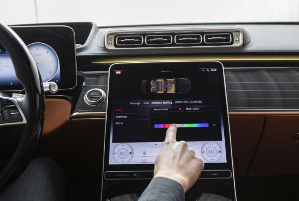 Активното амбиентно осветление не само може да си сменя цвета, но и се задейства самостоятелно, ако трябва да предупреди шофьора за нещо - примерно за опасност от ляво. На всеки 1.6 см има по един светодиод - общо са 250
