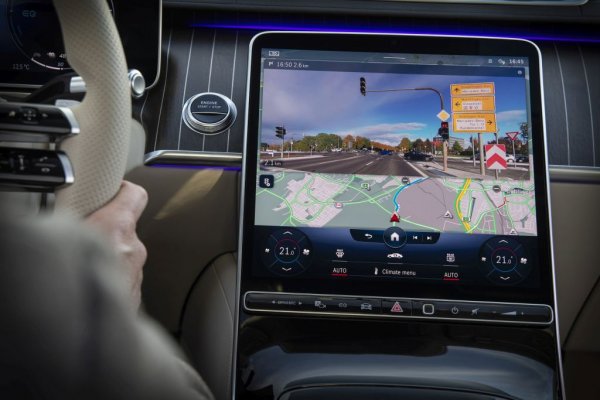 Новият OLED централен дисплей, с активен диагонал 12.8 инча, е с 64% по-голям от този в досегашната S-класа. Обяснението вероятно е, че над една трета от продажбите на досегашната S-класа отидоха за Китай, където са и най-младите клиенти за модела, със средна възраст 40 години
