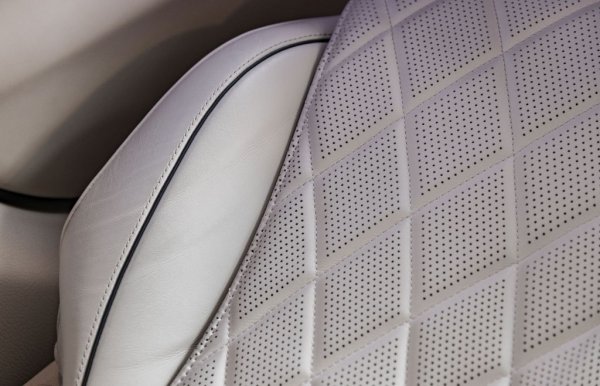 Новата машина във фабриката, използвана за перфориране на седалките, разполага с 16 000 игли
