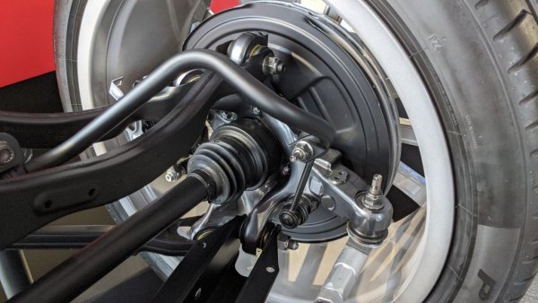 Завиващите задни колела скъсяват радиуса на завой с цели 2 метра и той е почти същият като на А-класа хечбек (и по-малък от този на А-класа седан)
