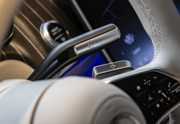 Гласовият асистент, който се задейства с думите "Hey Mercedes", разбира 27 различни езика
