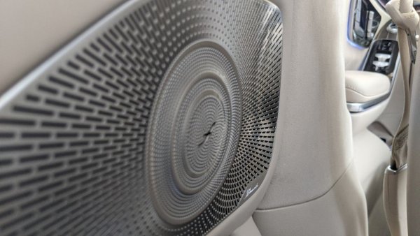 Аудиосистема на Burmester ползва 31 говорителя и 8 "ексайтъра" - фазови манипулатори на високите честоти
