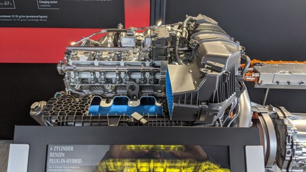 Това е задвижването за плъг-ин хибридната версия на лимузината, която има обхват от 100 километра с едно зареждане на батерията
